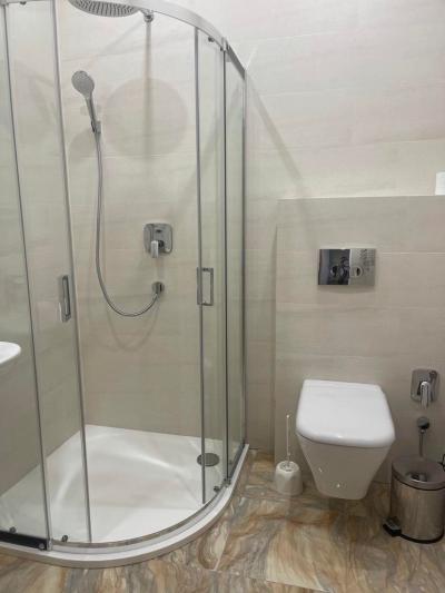 Модна ванна з душовою кабіною