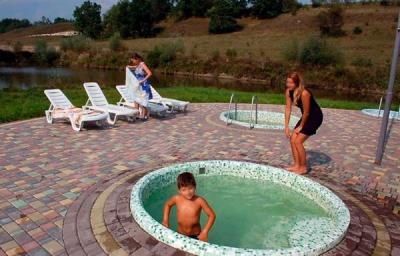 Відпочинкова зона з двома басейнами круглої форми для дорослих, одним для дітей