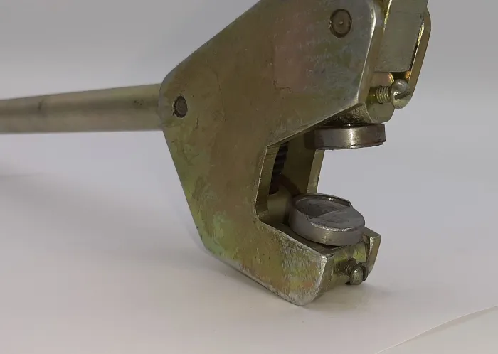 Маленький оттиск — большая безопасность: зачем бизнесу нужен пломбировщик для свинцовых пломб