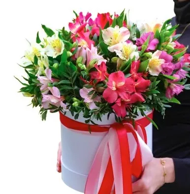 Букет альстромерій у капелюшної коробки