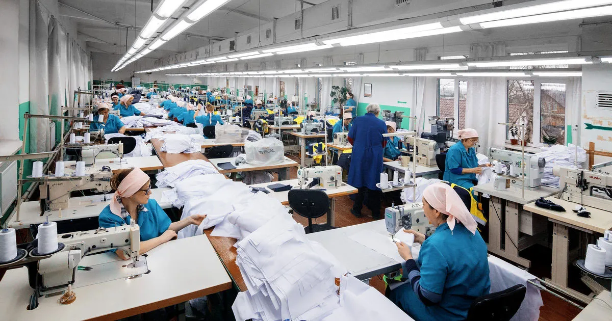 Швейная промышленность. Производство одежды. Швейный цех. Фабрика по пошиву. Фабрика пошива детской одежды оптом.